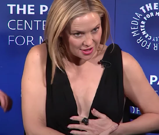 Kate Hudson se rasparala haljina na nezgodnom mjestu, skliznula joj je dva puta