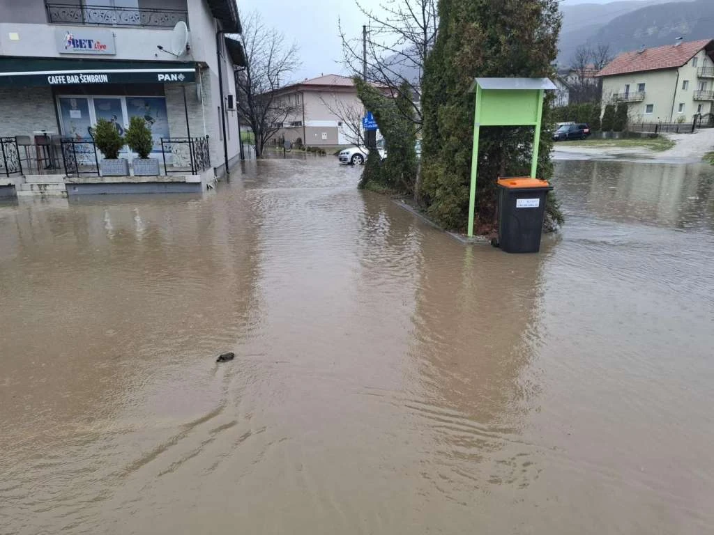 Obilna kiša izazvala brojne probleme, voda prodrla u kuće, škole...