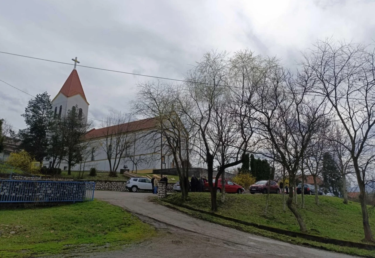 Mještani optužuju župnika za kriminal, on njih za napad u crkvi 