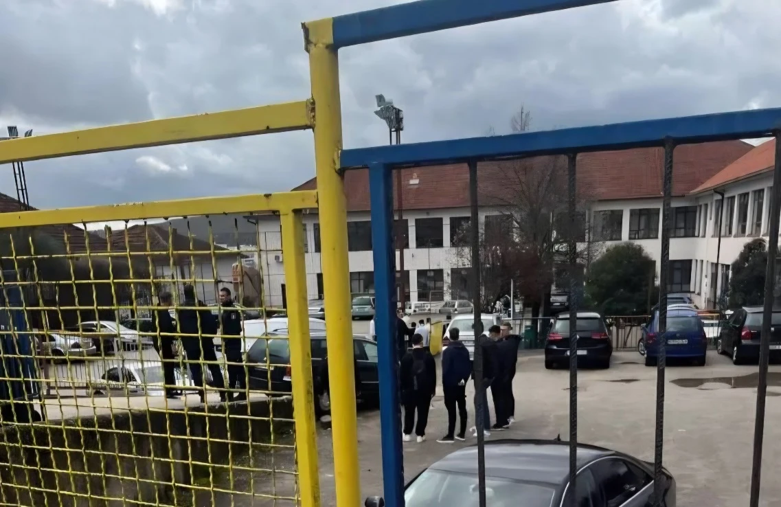 Treći automobil završio u dvorištu škole u Grudama – što se događa?