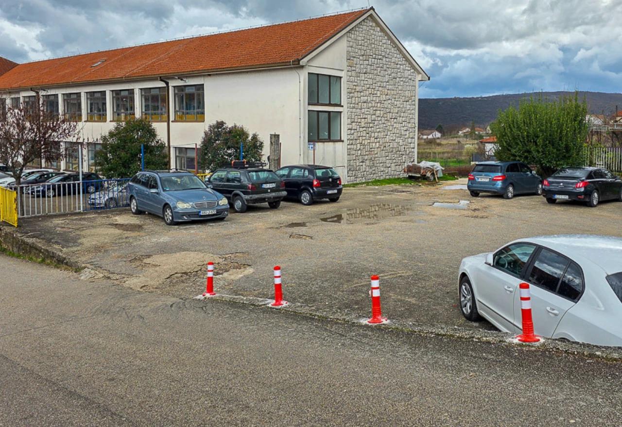 Tri automobila u 20 dana sletjela u dvorište škole u Grudama – postavljeni zaštitni stupići