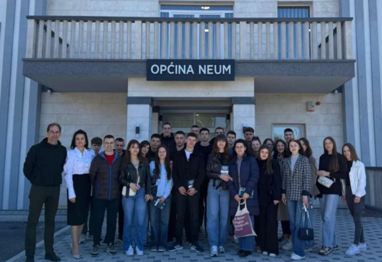Albanski učenici u Neumu