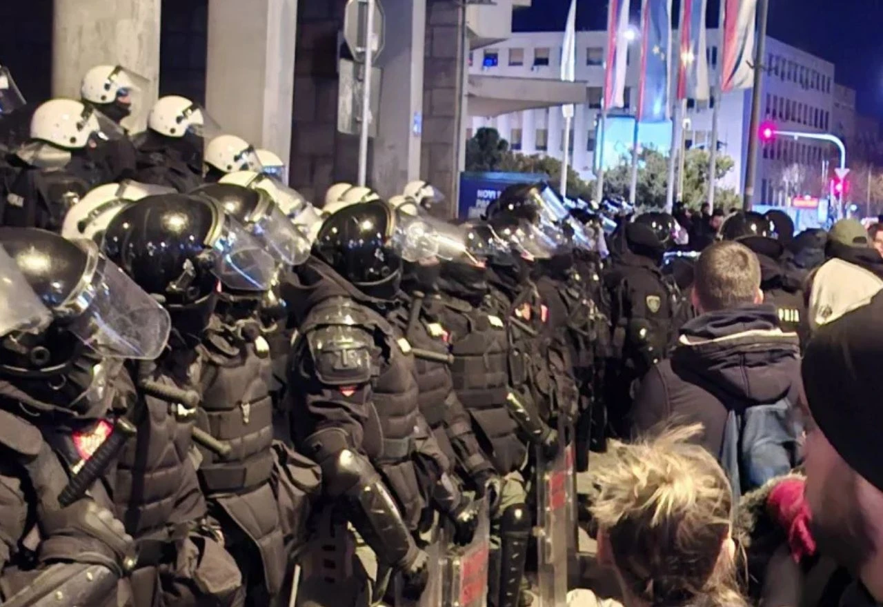 Studenti blokirali Skupštinu Novog Sada, policija ih rastjerala
