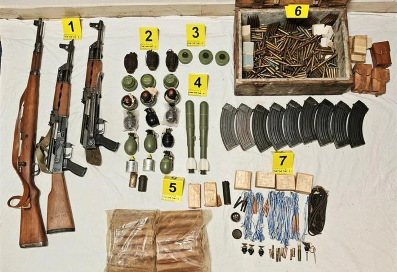 Policija kod 76-godišnjaka pronašla arsenal oružja i eksploziva