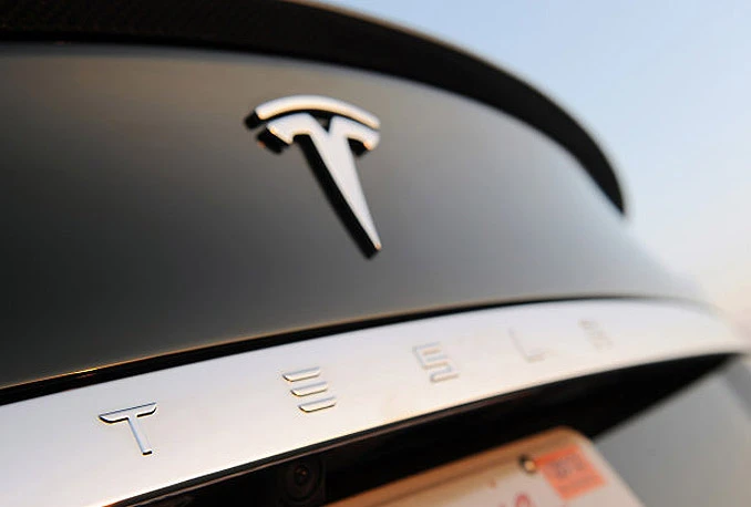 Tesla u problemima: Vrijednost dionica pala 41%, a Musk pod žestokim kritikama