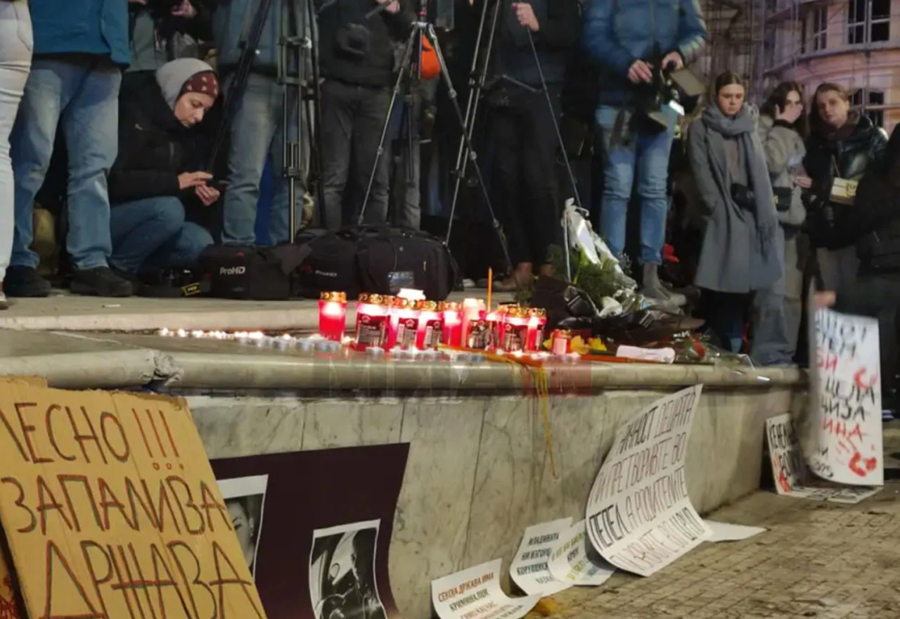 Tuga i bijes na trgu "Makedonija": Šesnaestominutna šutnja za žrtve