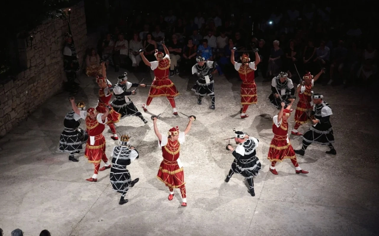 Ovaj hrvatski otok čuva nevjerojatnu tradiciju: Ples s mačevima koji se prenosi generacijama