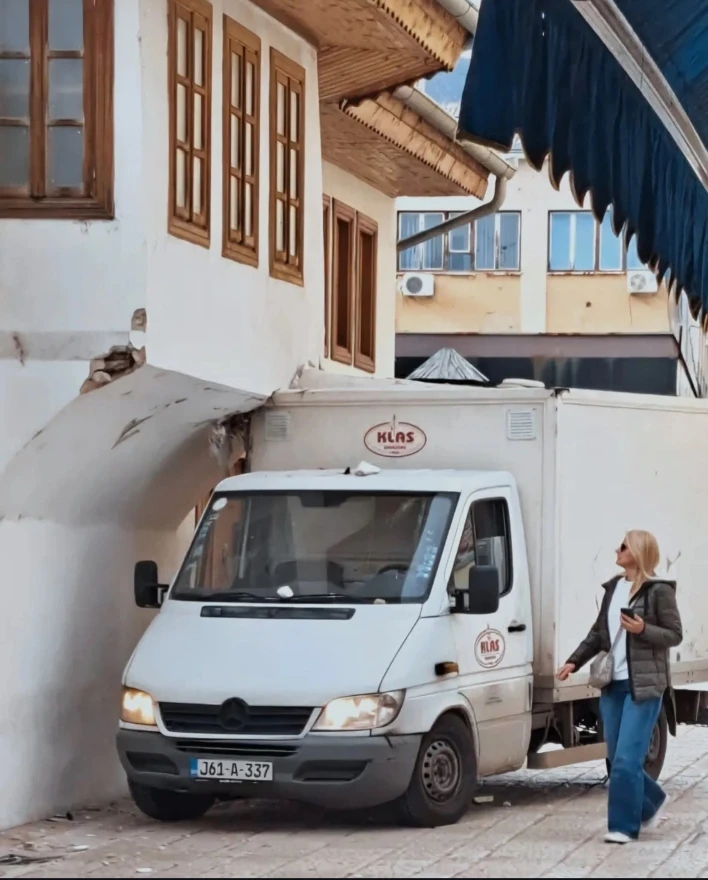 Mostar: Kamion oštetio kuću od povijesnog značaja