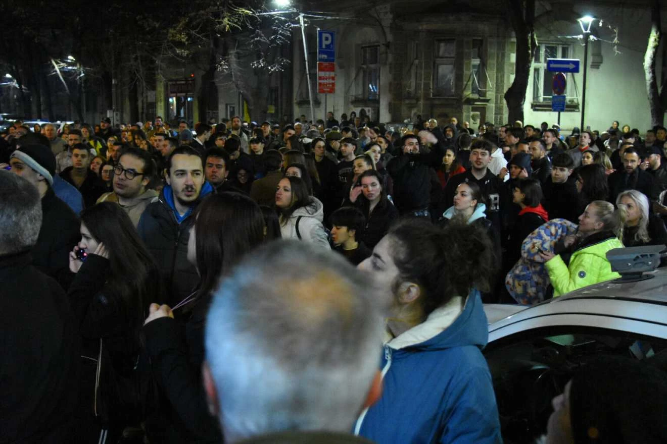 Kamenje i jaja spriječili Vučićevu tribinu u Nišu