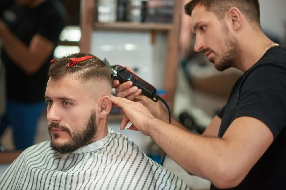 Odletio na drugi kontinent samo da izbjegne skupo šišanje – i uspio!