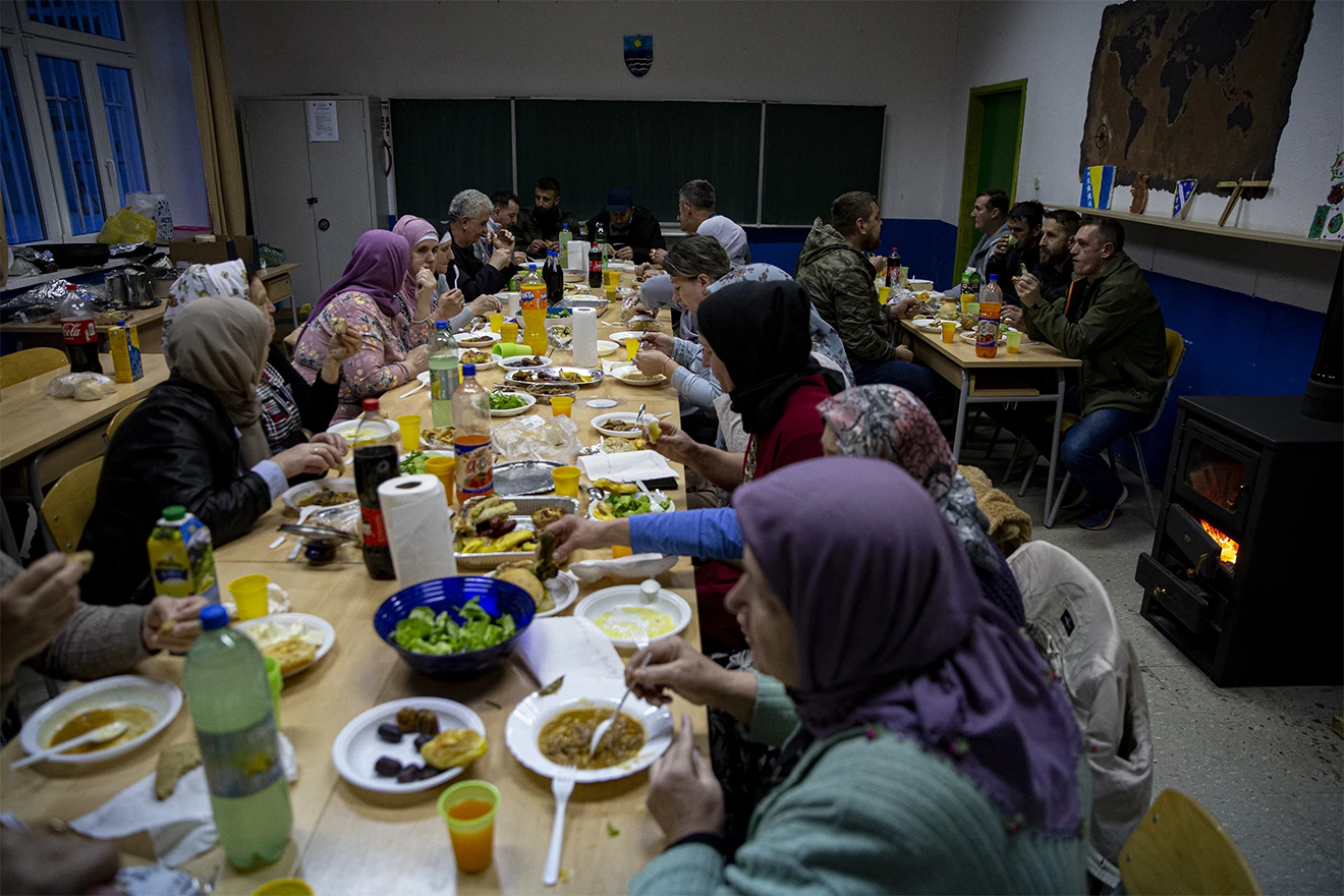 Šćipe kod Prozora: Svećenik priredio iftar za susjede Bošnjake