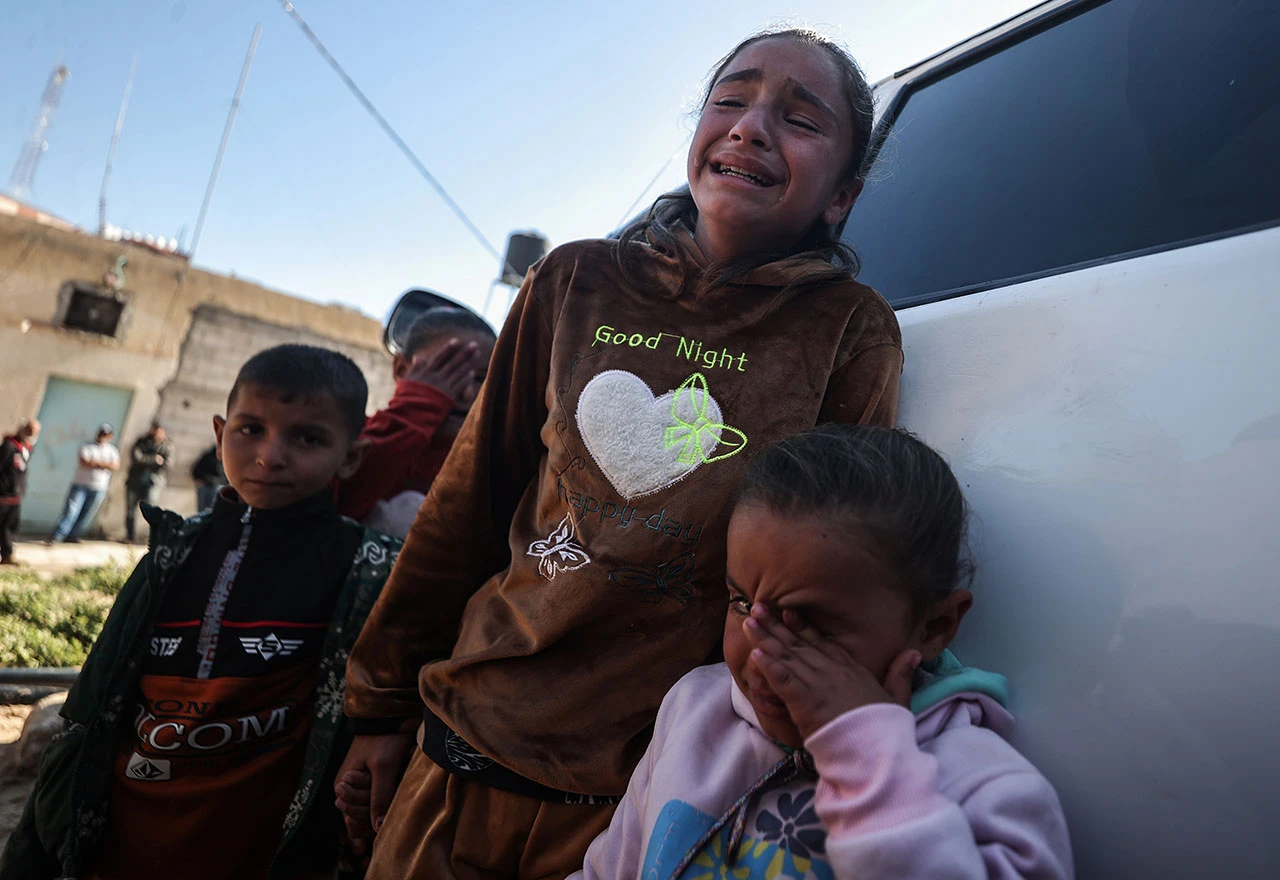 Žalost obitelji dok tijela Palestinaca, koji su izgubili živote u izraelskom napadu, dovoze u bolnicu Nasser u Khan Yuni