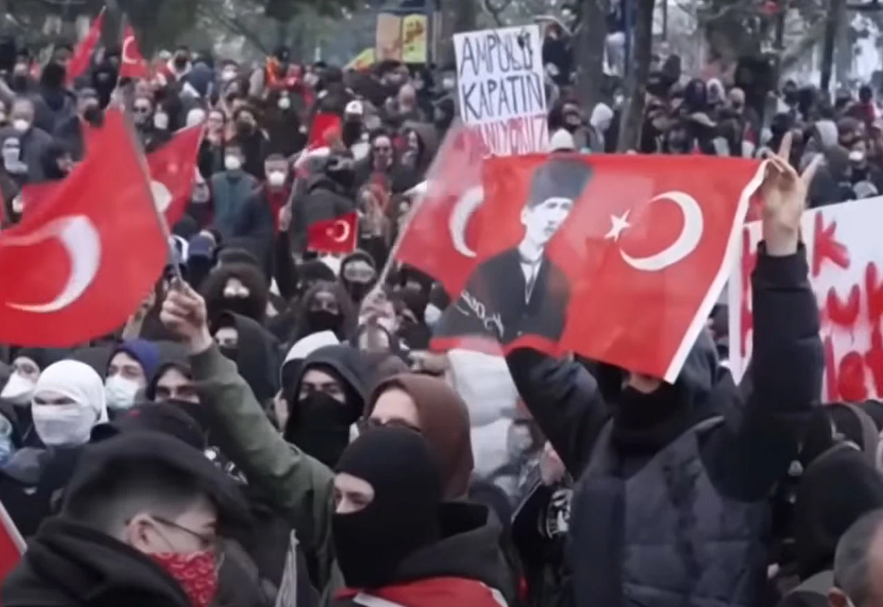 Deseci tisuća prosvjednika na ulicama zbog uhićenja Erdoganovog protukandidata