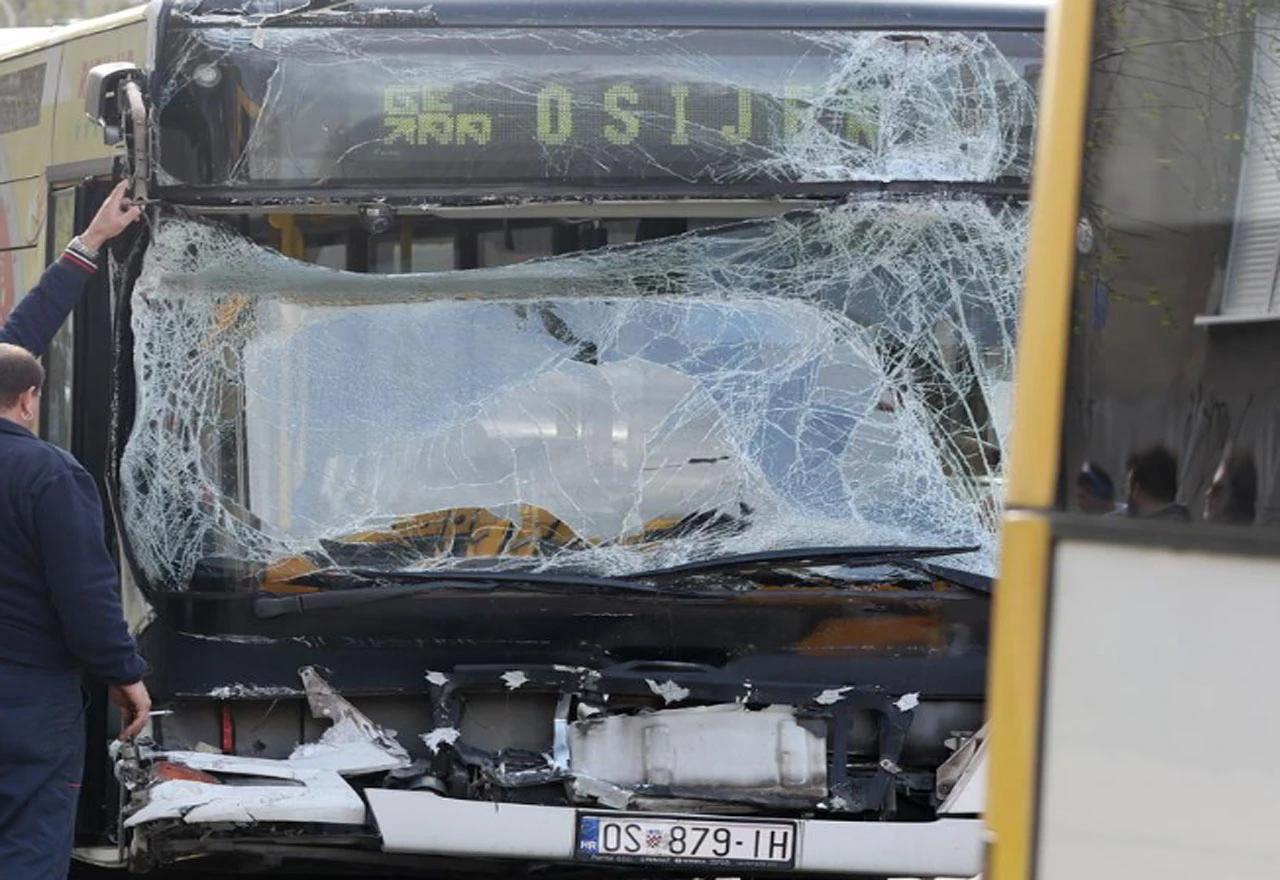 Prazan autobus naletio na autobus s putnicima