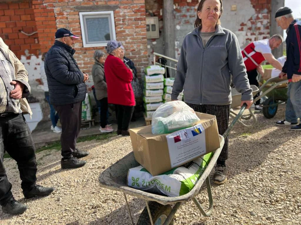 Katar i Merhamet podijelili stotine paketa povratnicima
