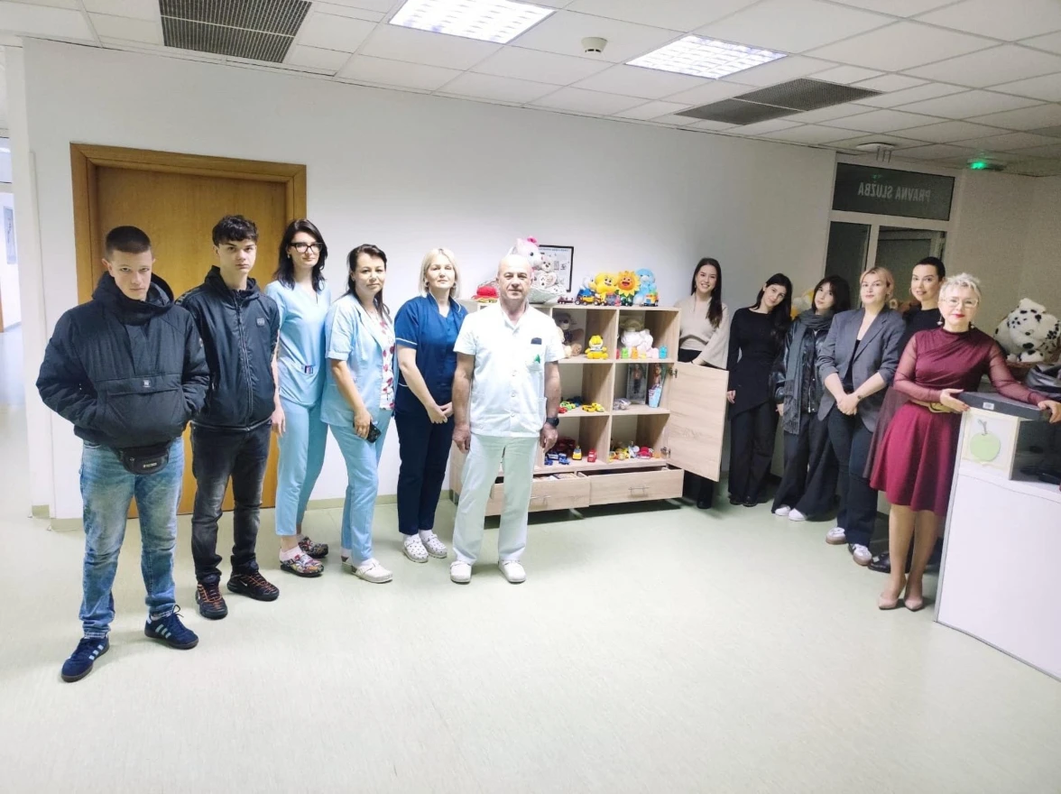 Mostarski srednjoškolci muralom i igračkama razveselili mališane na pedijatriji
