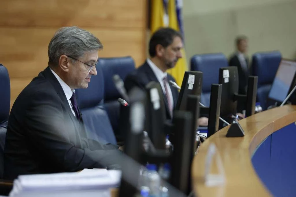Dužnosnici s "crne liste" mijenjaju zakone kako bi sebi osigurali plaću