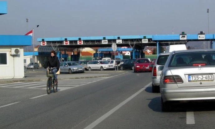 Vozač iz BiH na granici zatečen s nožem, drogom i tabletama