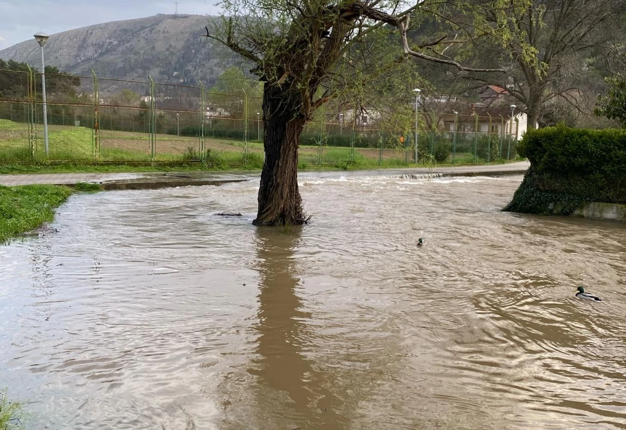 Radobolja poplavila šetnicu u Barama