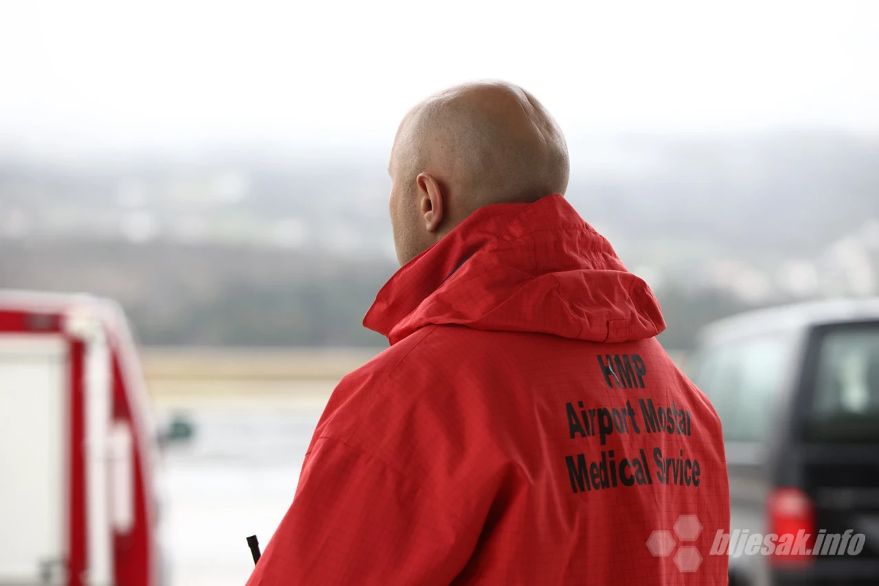 Zračna luka - aerodrom Mostar danas je održala redovitu vježbu pod nazivom "Emergency response" u koju su bile uključene sve hitne službe. Riječ je bilo o simulaciji slijetanja aviona s piste, gašenja požara na avionu te evakuaciji ozlijeđenih i preživjel