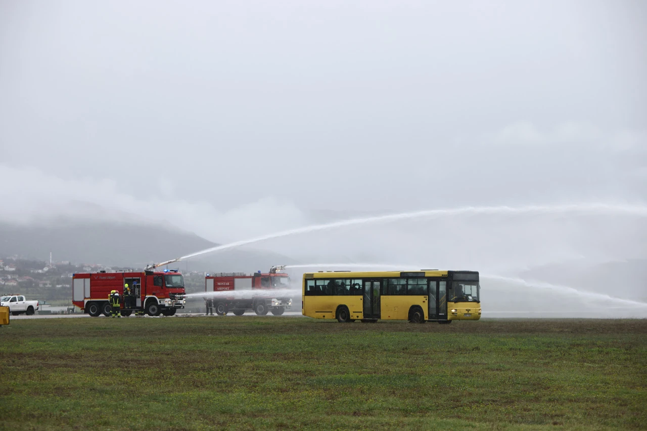 Sve hitne službe na aerodromu u Mostaru: Požar, evakuacija i spašavanje u vježbi Emergency response