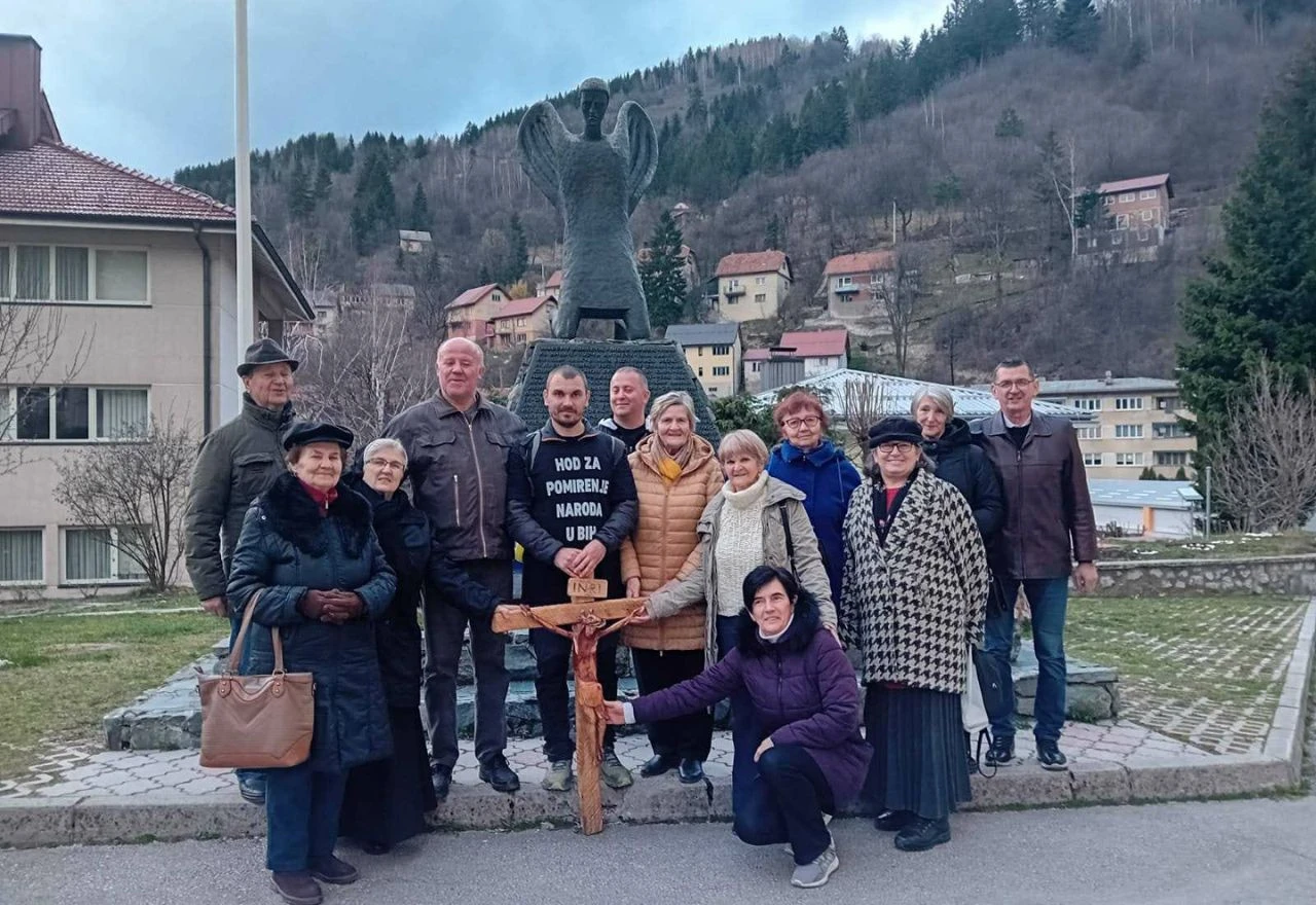 Put mira i pomirenja: Josip Jelinić prošao kroz Vareš i odao počast žrtvama rata