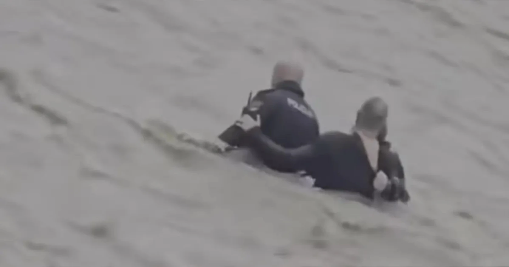 VIDEO | Policajac tijekom potjere završio u rijeci