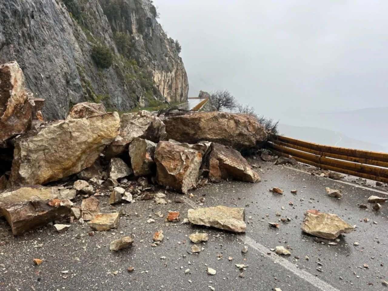 VIDEO | Odron na cesti Makarska- Vrgorac, promet obustavljen