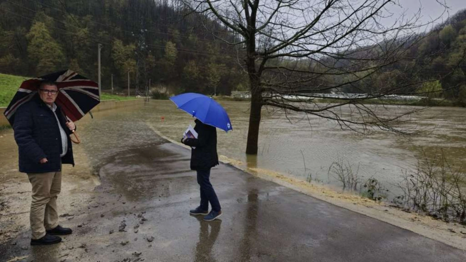 Poplave u BiH: Izvanredno stanje u više gradova, stotine kuća pod vodom