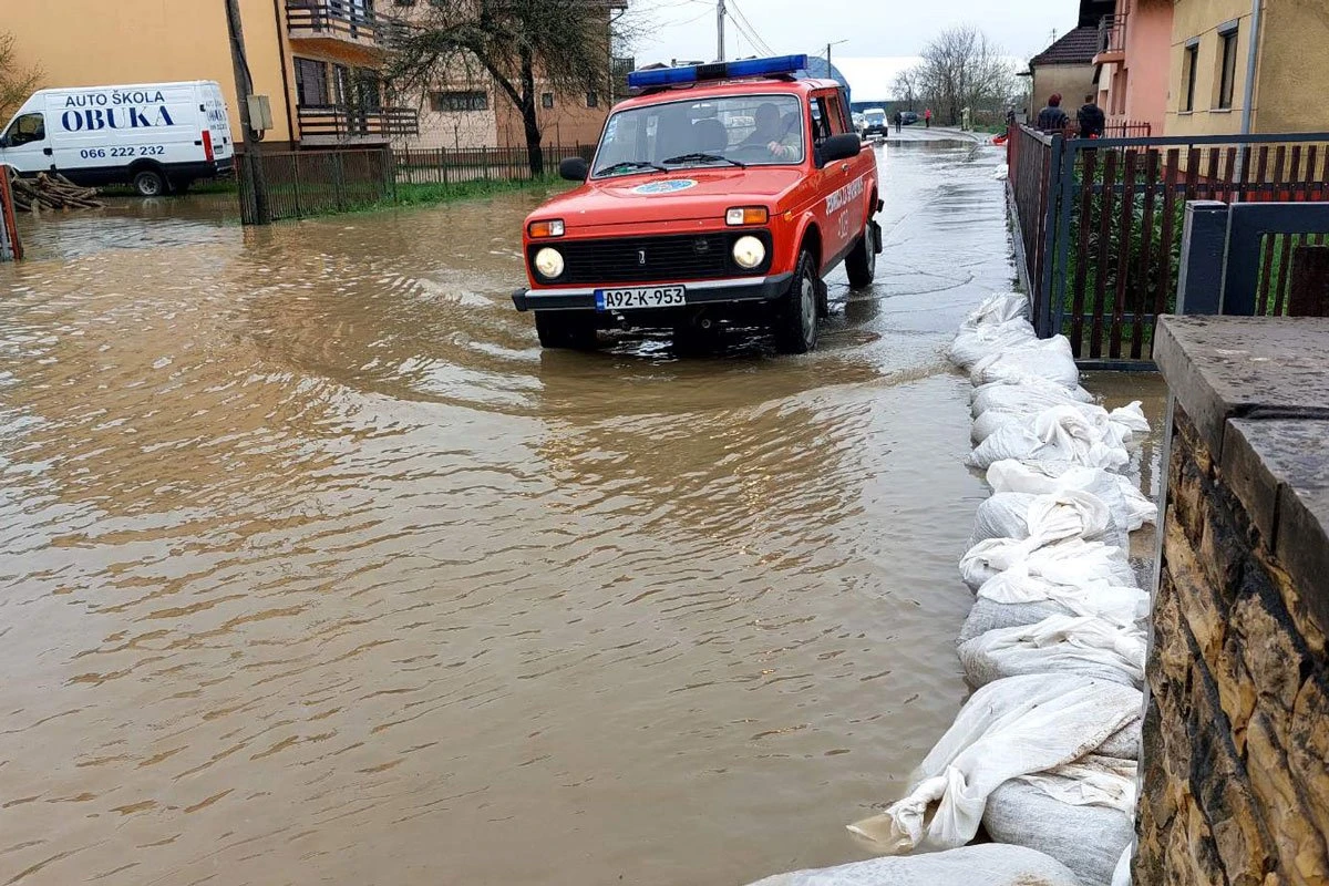 VIDEO | Poplave u BiH: Alarmantno stanje u Prijedoru, potopljen veliki broj kuća i vozila