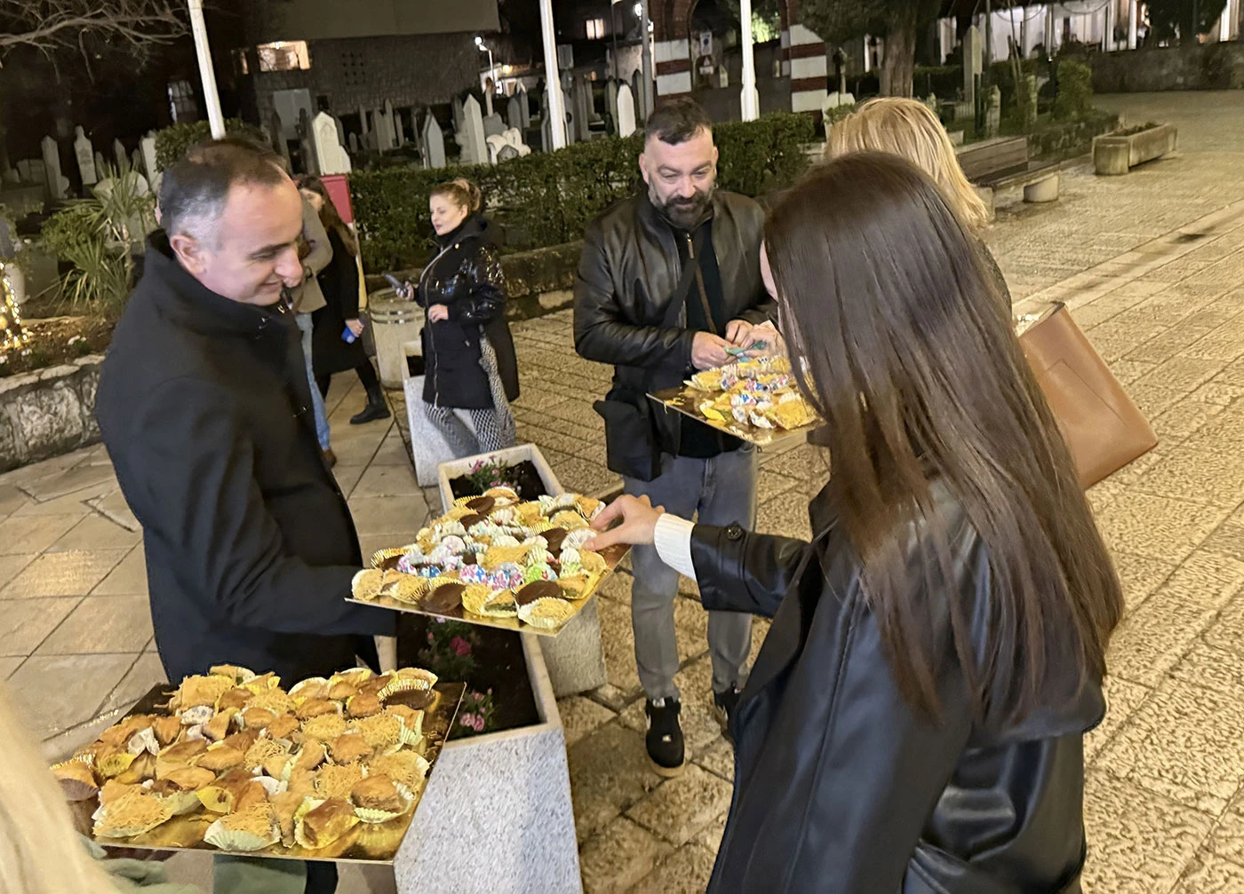Ramazanski Bajram u Mostaru: Kolači za građane u duhu zajedništva