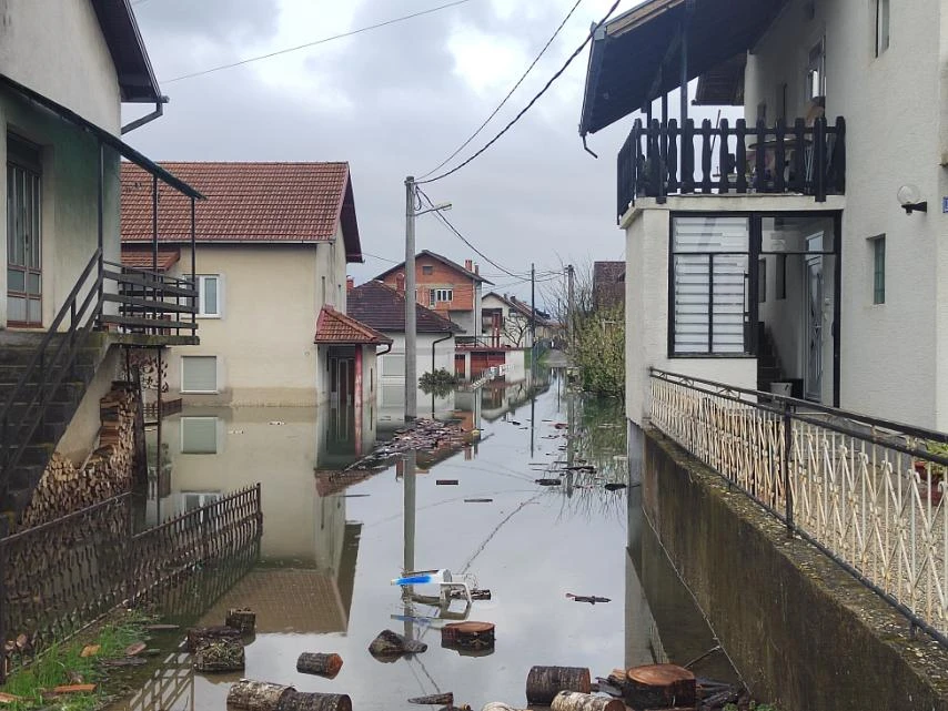 Kataklizma u Prijedoru: Evakuirano 145 osoba, 800 objekata poplavljeno, po kućama gmižu zmije