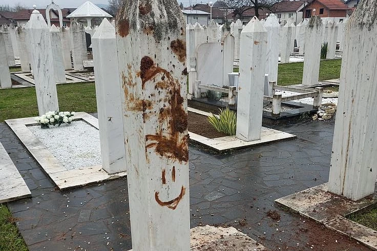 Maloljetnici osumnjičeni za oštećenje 14 nišana na mezarju