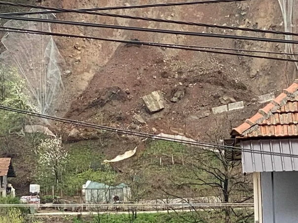 Zbog odrona u mjestu Nemila prometuju se jednom trakom: Mokri kolnici otežavaju promet