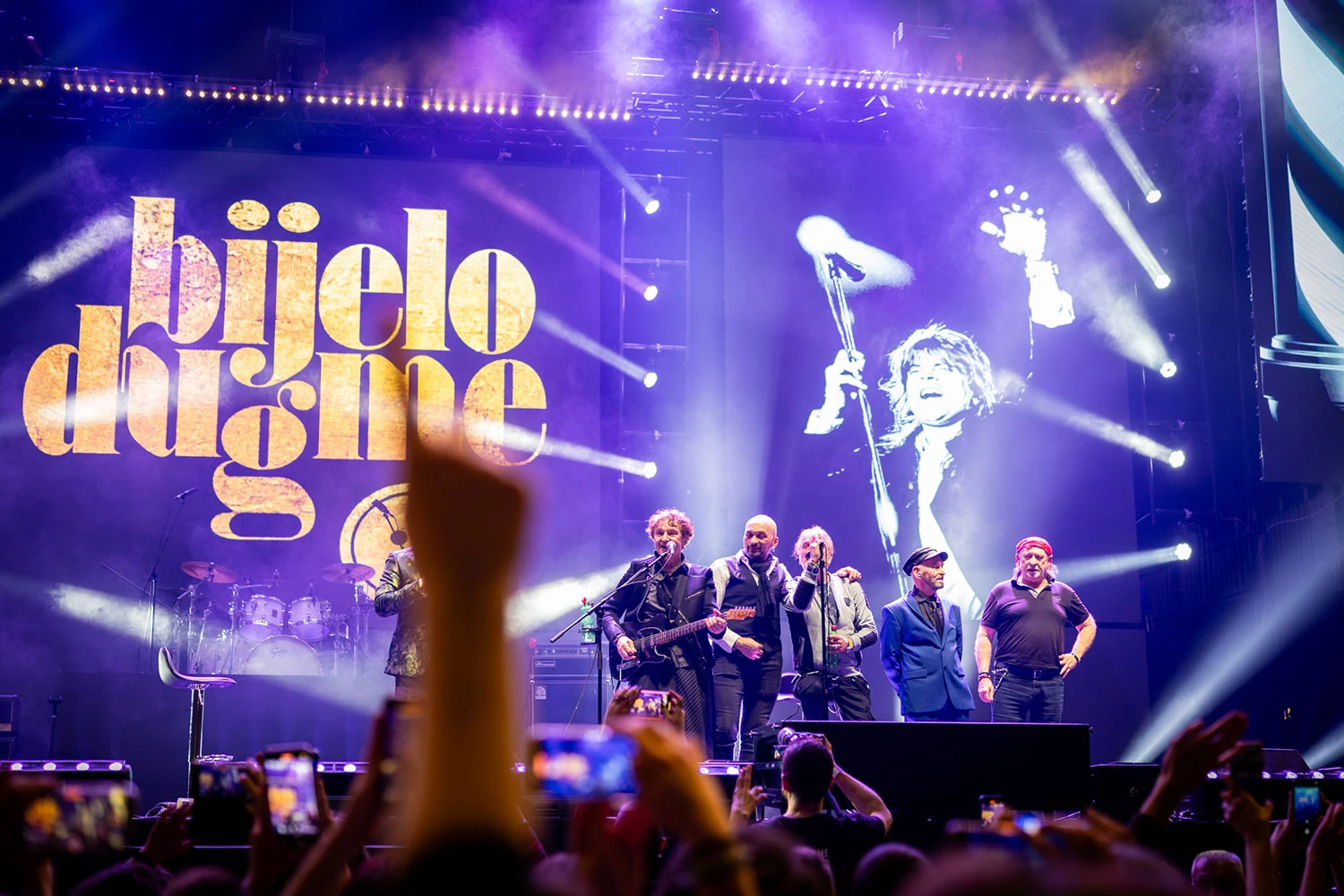 FOTO | Glazbeni spektakl Bijelog dugmeta: Još jedan koncert zakazan za svibanj