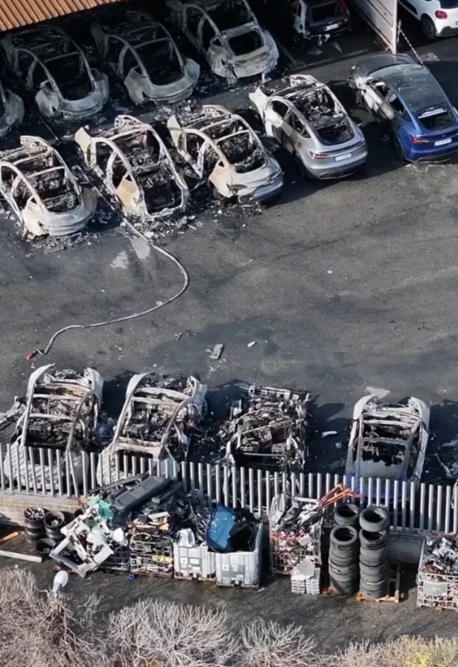 Požar u salonu Tesla u Rimu uništio 17 vozila