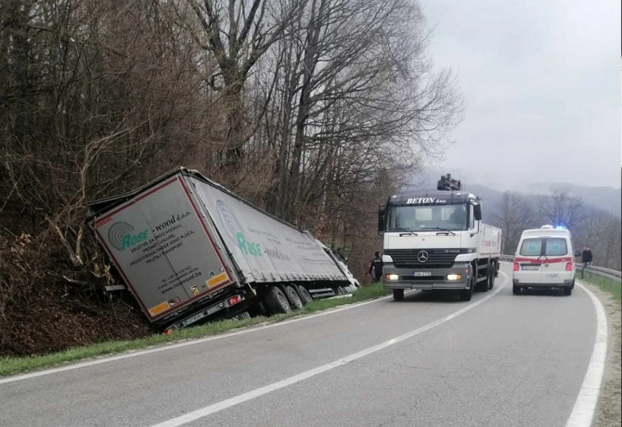 Kamion se otisnuo, vozač završio prikliješten