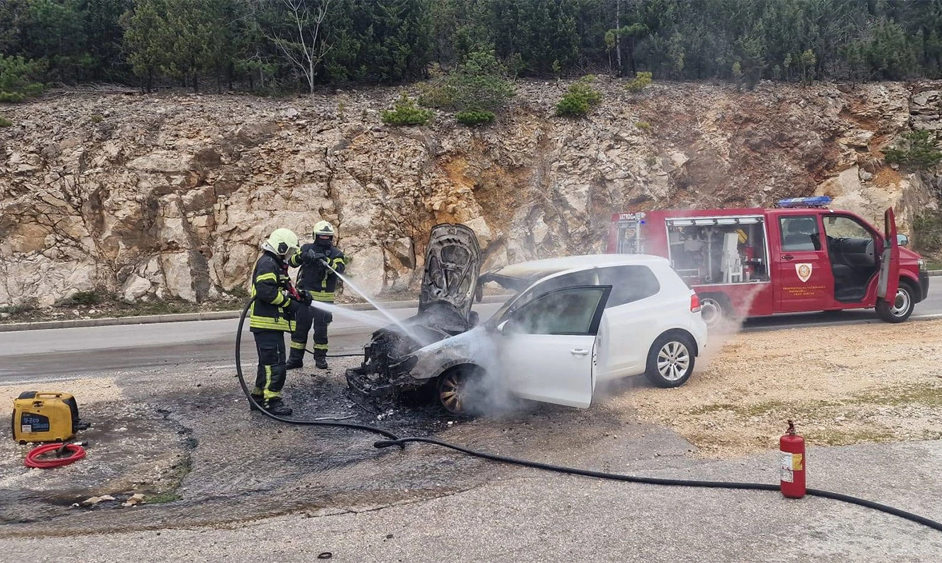 Mostar: Gorjela vozila, dimnjaci, trava i otpad