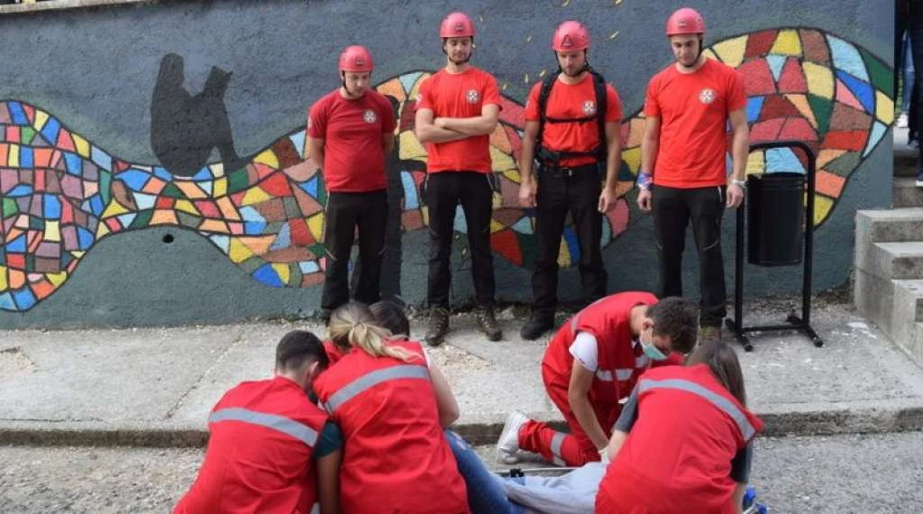 Učenici i nastavnici uče kako se ponašati u slučaju pojave prirodnih i drugih nesreća