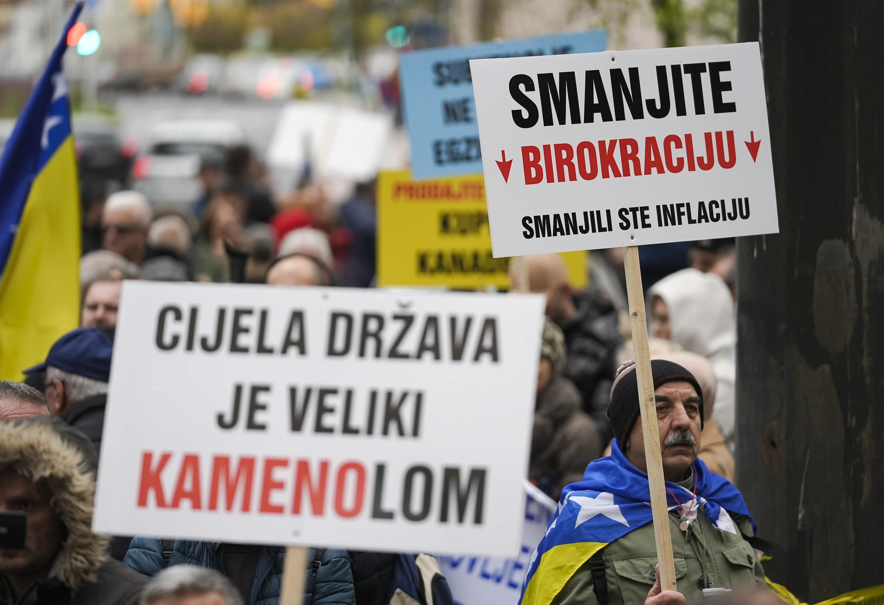 Građani prosvjeduju pred Parlamentom FBiH: Traže veće mirovine i kontrolu cijena