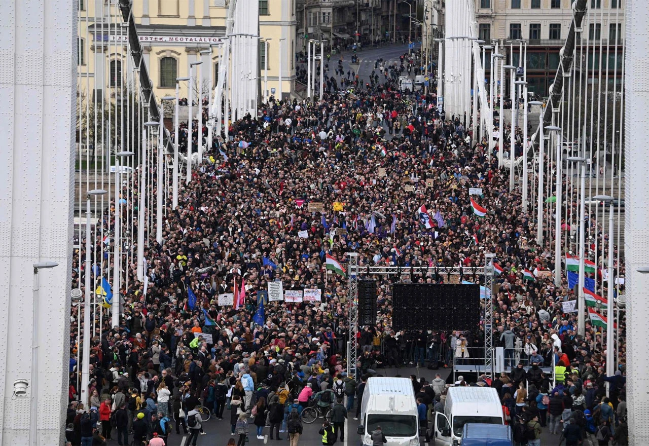 ''Dolje Orban! Želimo demokraciju!'': Tisuće Mađara na ulicama Budimpešte
