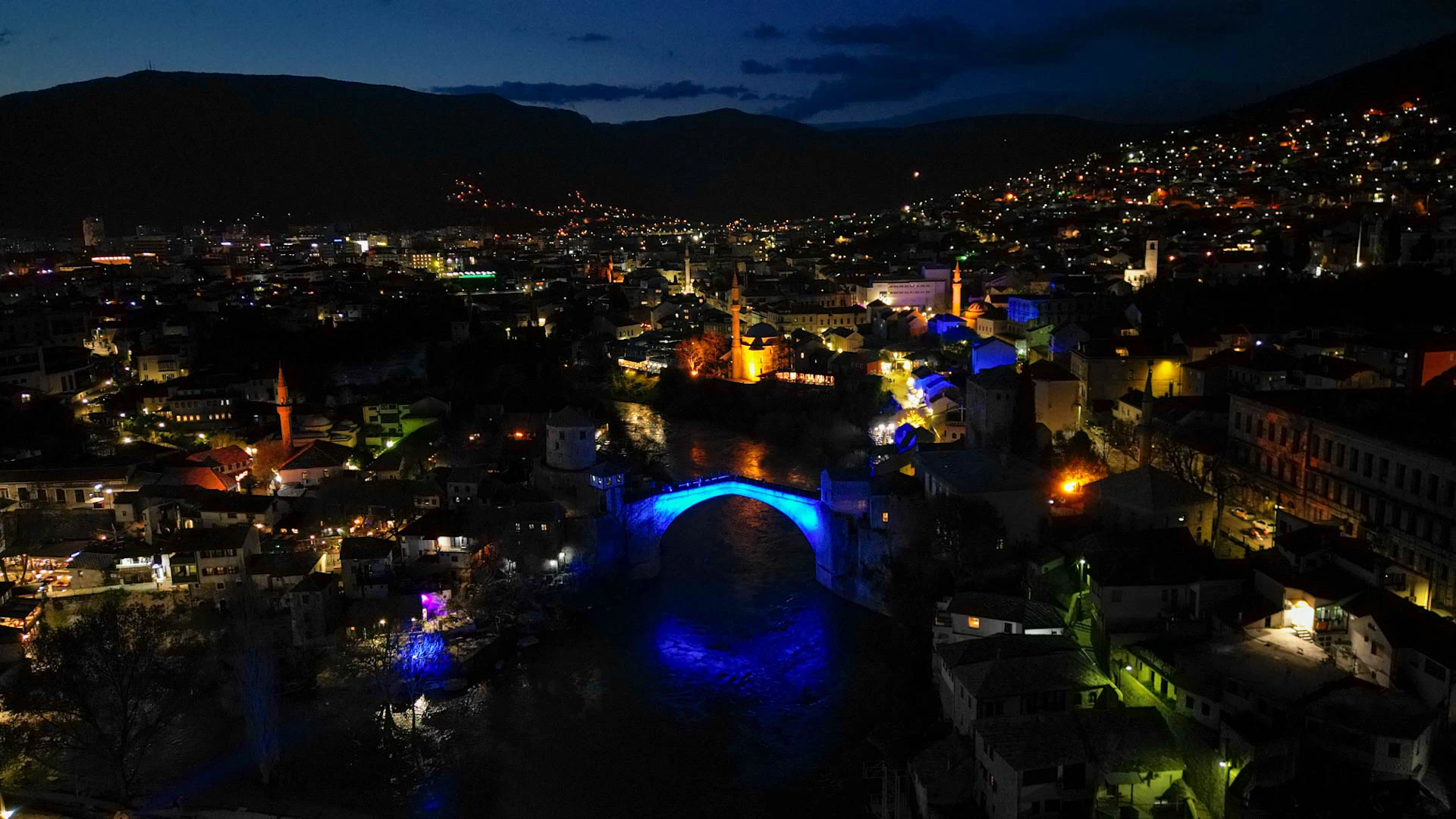Mostar osvijetljen plavo u podršci osobama s autizmom