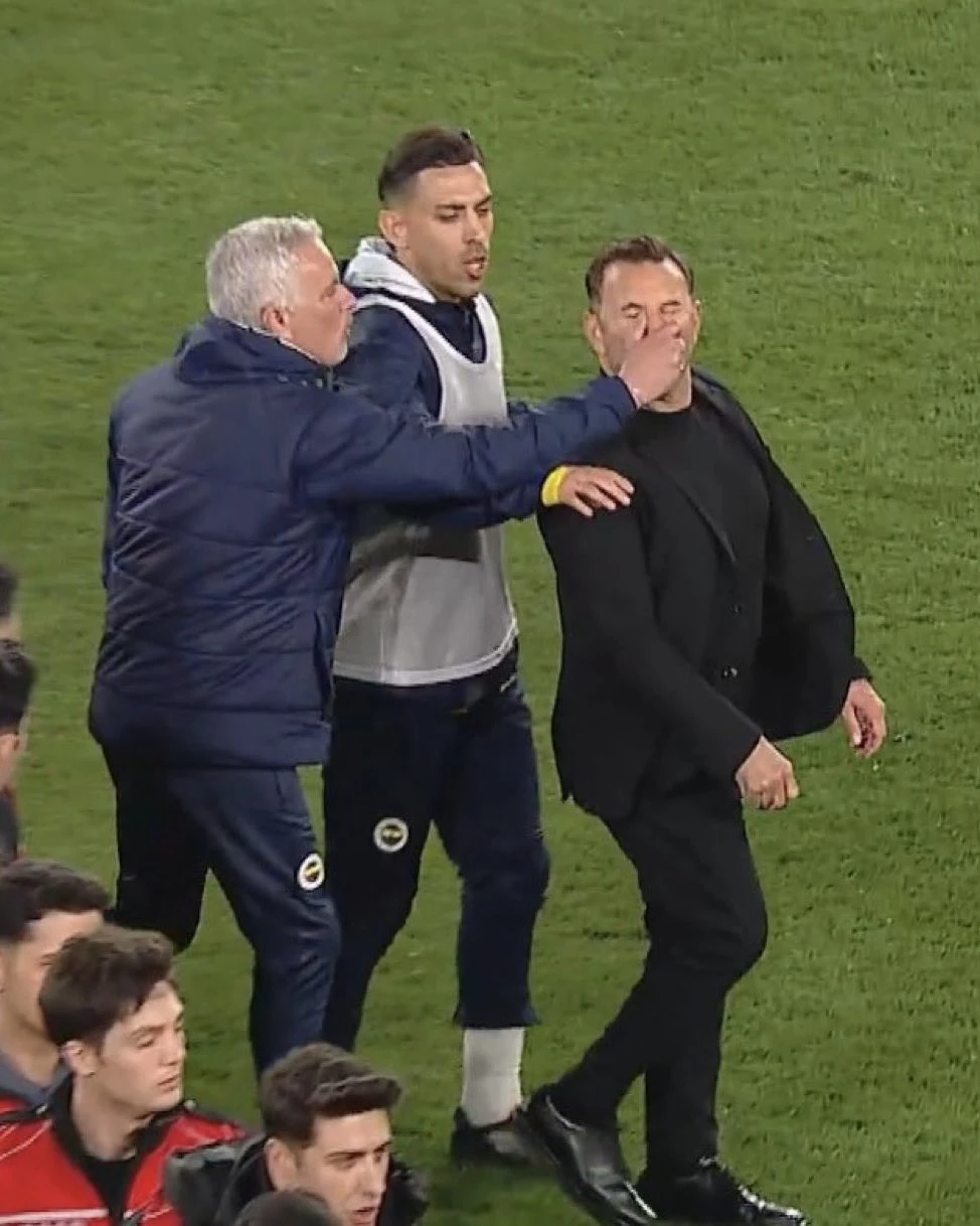 VIDEO | Turski kup: Mourinho uhvatio trenera Galatasaraya Okana Buruka za nos