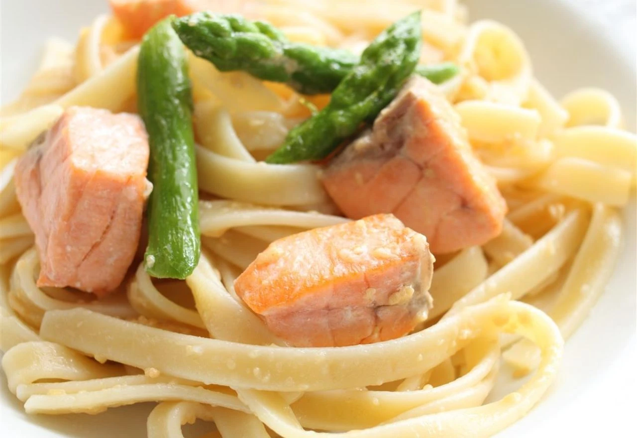 Ideja za ručak - fettuccine sa šparogama i dimljenim lososom