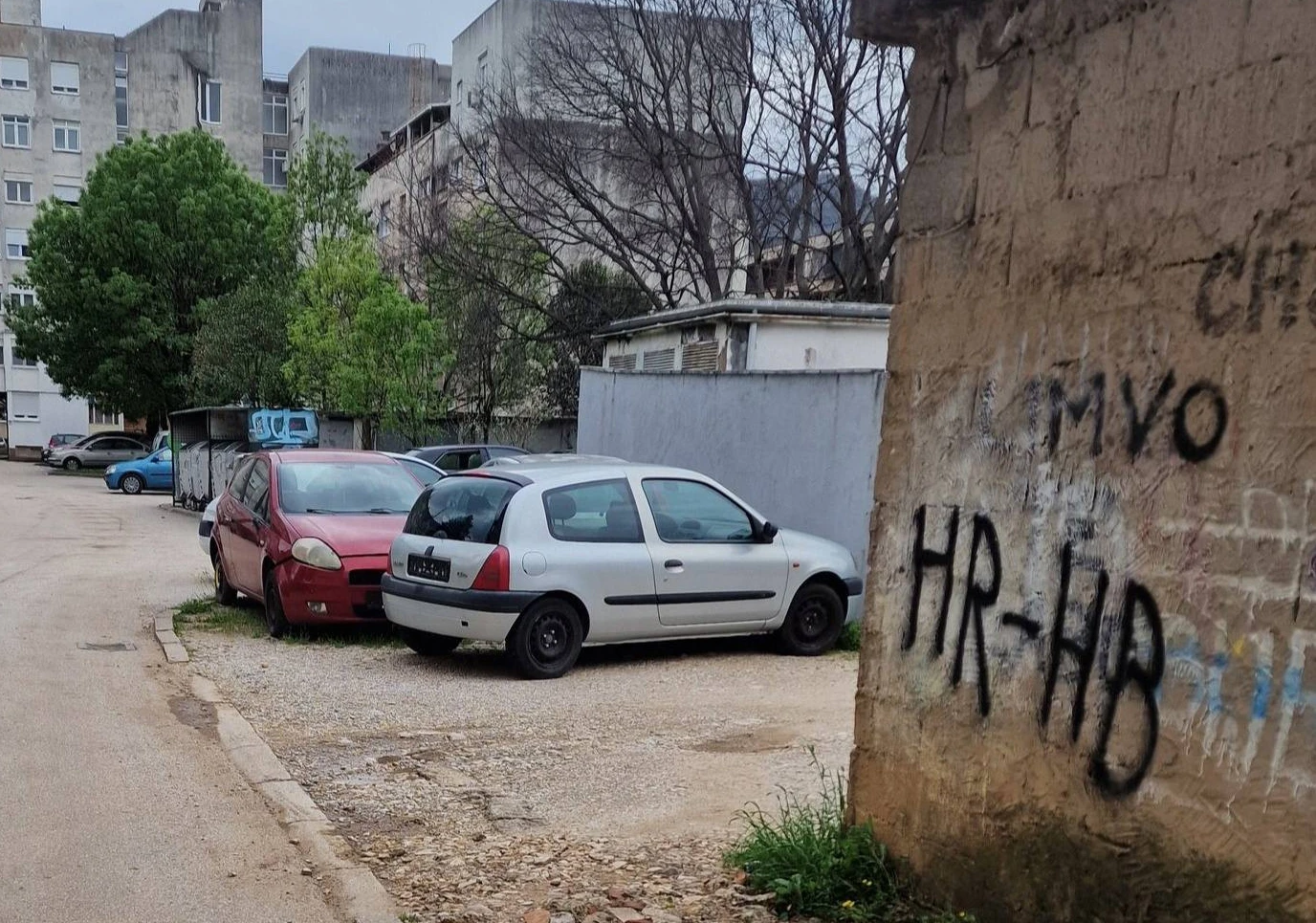 Stanovnici Avenije u Mostaru ogorčeni zbog auto olupina: "Naše naselje izgleda kao divlji auto otpad!"