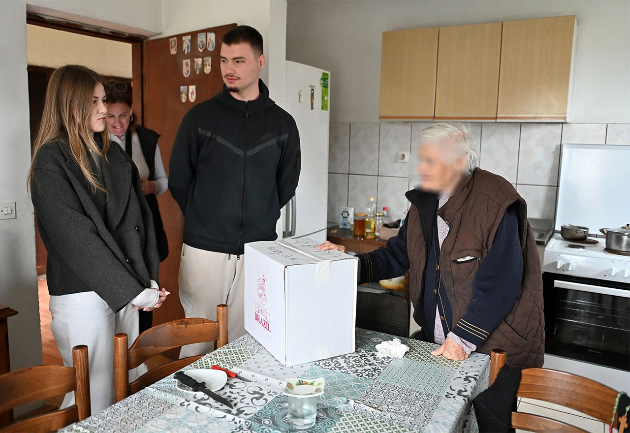 Širokobriješki gimnazijalci donirali uskrsne pakete starijim osobama u potrebi