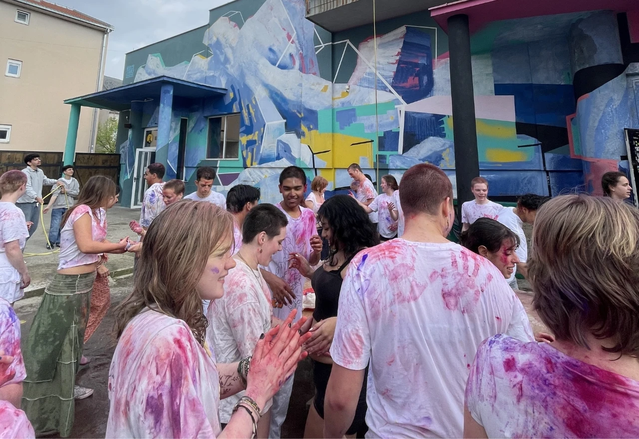 Mostar u bojama Holi festivala: Mladi slavili dolazak proljeća