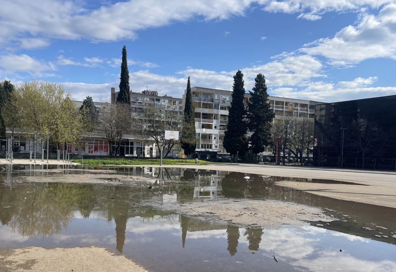 FOTO | Igralište Sveučilišta u Mostaru ponovno pod vodom, a širi se neugodan miris
