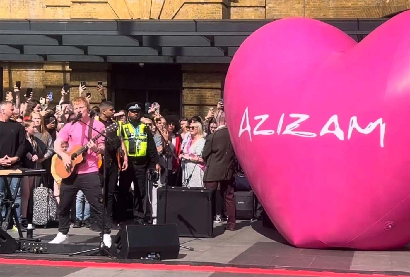 VIDEO | Ed Sheeran iznenadio prolaznike koncertom u centru Londona