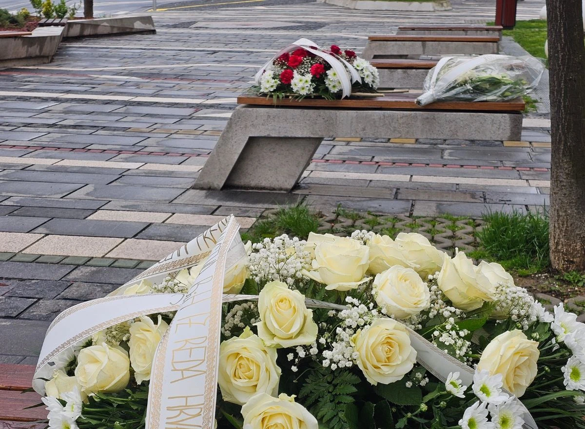 Cvijeće za ubijenu djecu: Sarajevo obilježilo Dan grada